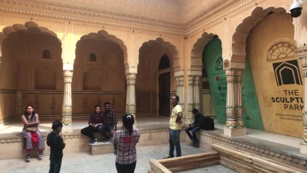 Jaipur, Indien - 05 november 2019: Nahargarh Fort turister studerar resterna av en forntida fästning del 4 — Stockvideo