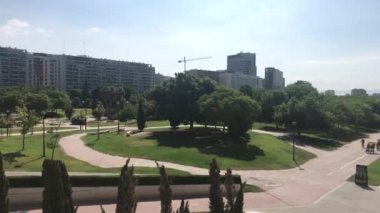 Valencia, İspanya, Arkasında şehir olan bir park