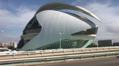 Valencia, İspanya, bir binanın önüne park edilmiş bir araba.
