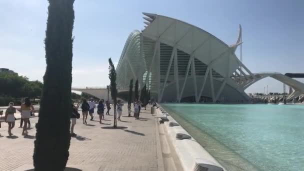 Valencia, Spanje, 22 juni 2019: Mensen die over een brug lopen — Stockvideo