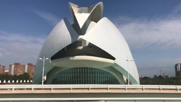 Valencia, İspanya, büyük beyaz bir bina. — Stok video