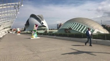 Valencia, İspanya, 22 Haziran 2019: Bir binanın tepesinde oturan bir uçak