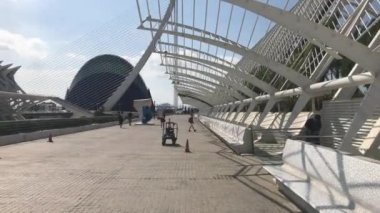 Valencia, İspanya, 22 Haziran 2019: Bir binanın önünde oturan bir sandalye