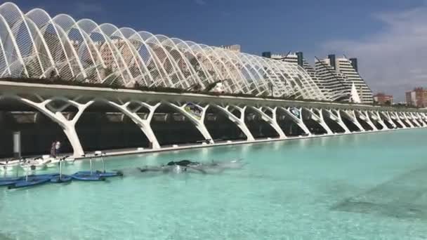 Valencia, Spanien, En stor pool med vatten — Stockvideo