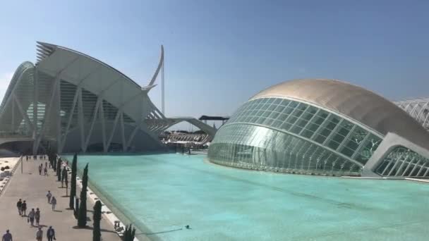 Valencia, Spanien, 22. Juni 2019: Ein großes weißes Gebäude — Stockvideo