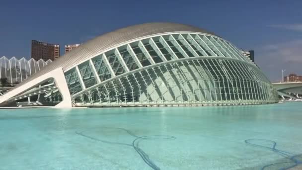 Valência, Espanha, Um grande edifício branco — Vídeo de Stock
