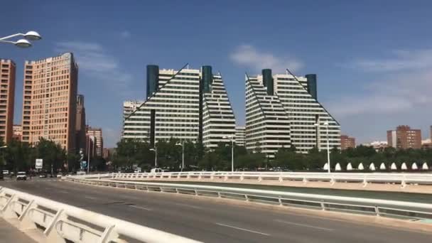 Valencie, Španělsko, Vysoká budova ve městě — Stock video