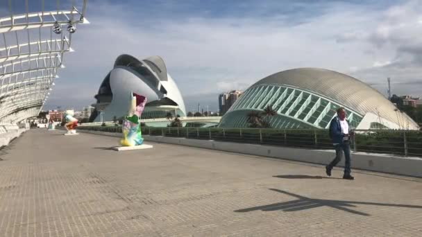 Valencia, España, 22 de junio de 2019: Un avión sentado encima de un edificio — Vídeo de stock