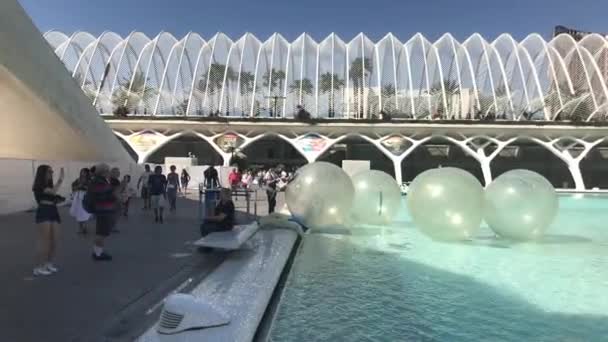 Valencia, Spanien, 22. Juni 2019: Touristen gehen in der Nähe des Beckens spazieren — Stockvideo