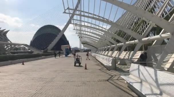 Valencia, Espanha, 22 de junho de 2019: Uma cadeira sentada em frente a um prédio — Vídeo de Stock