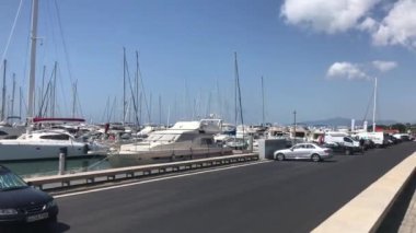 Cambrils, İspanya, yol kenarına park etmiş bir tekne.