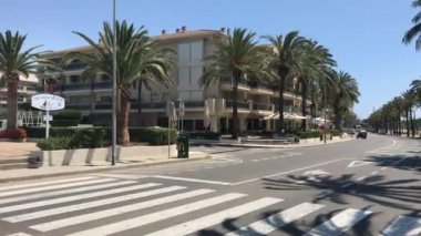 Cambrils, İspanya, Palmiye ağacının yanındaki yaya geçidine yakın.