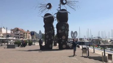 Cambrils, İspanya, 25 Haziran 2019: Bir plajda bir grup insan