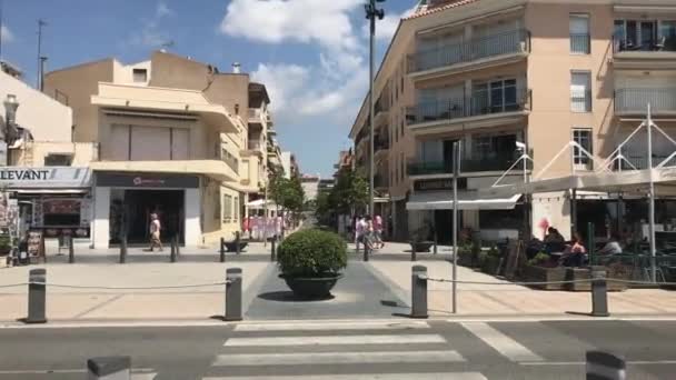 Cambrils, Spanyolország, 2019. június 25.: Egy épület bolttal egy városi utca sarkán — Stock videók