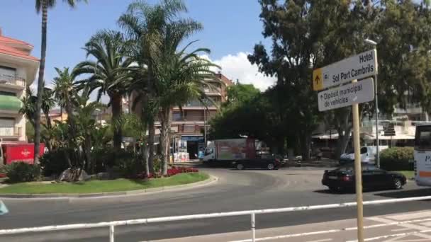 Cambrils, Spanje, 25 juni 2019: Een bord aan de kant van een weg — Stockvideo