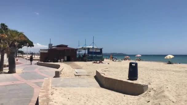 Cambrils, España, 25 de junio de 2019: Un grupo de personas caminando por una playa — Vídeos de Stock