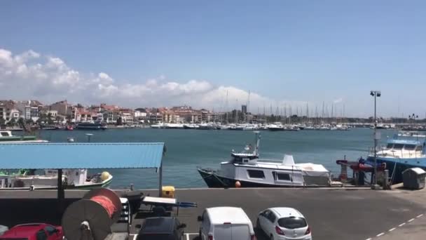 Cambrils, España, Un barco estacionado a un lado de una carretera — Vídeo de stock