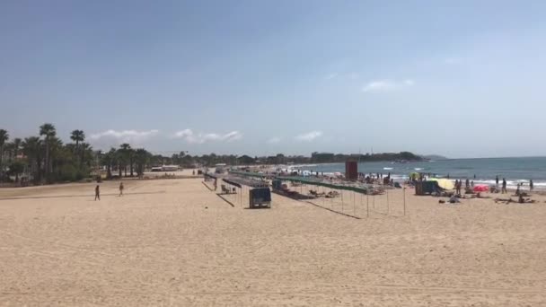 Cambrils, İspanya, 25 Haziran 2019: Bir plajda bir grup insan — Stok video