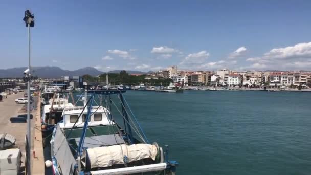 Cambrils, Espagne, Un bateau garé à côté d'un plan d'eau — Video