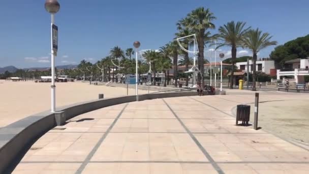 Cambrils, Spain, An empty sidewalk in front of a building — Stock Video