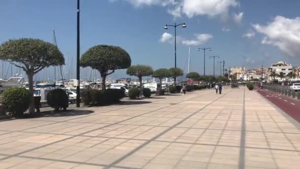 Cambrils, Spanien, 25 juni 2019: En grupp människor på en trottoar — Stockvideo