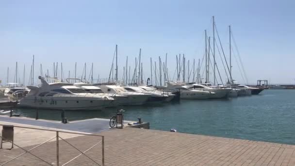 Cambrils, España, Un barco está atracado junto a un cuerpo de agua — Vídeo de stock