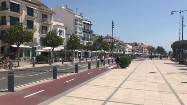 Cambrils, Spanien, 25 juni 2019: En stadsgata — Stockvideo