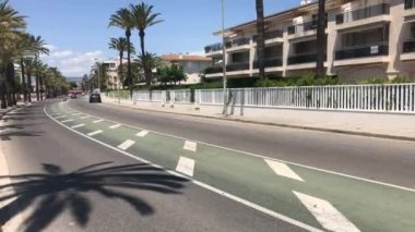 Cambrils, İspanya, Arkasında bina olan bir yol