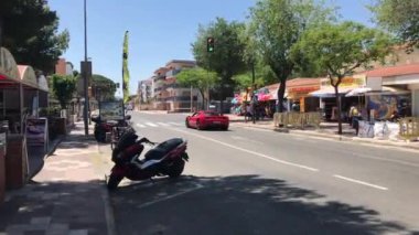 Cambrils, İspanya, 25 Haziran 2019: işlek bir şehir caddesine yakın çekim