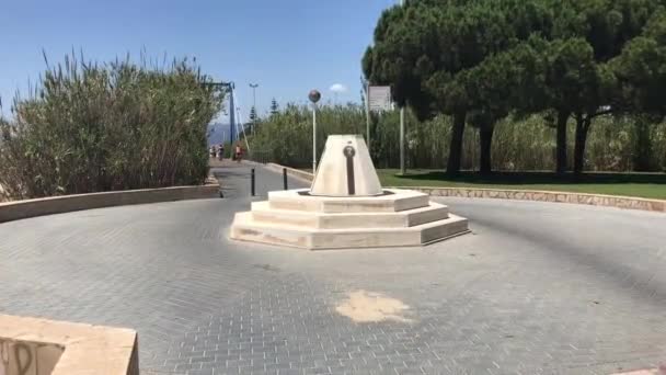 Cambrils, Spanyolország, Egy szobor a parkban — Stock videók