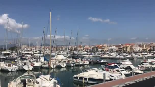 スペインのカンブリルス船が停泊する港 — ストック動画