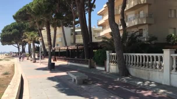 Cambrils, Spanyolország, 2019. június 25.: Épület pálmafákkal — Stock videók