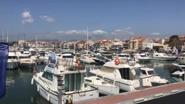 Cambrils, Espagne, Un bateau est amarré à côté d'un plan d'eau — Video