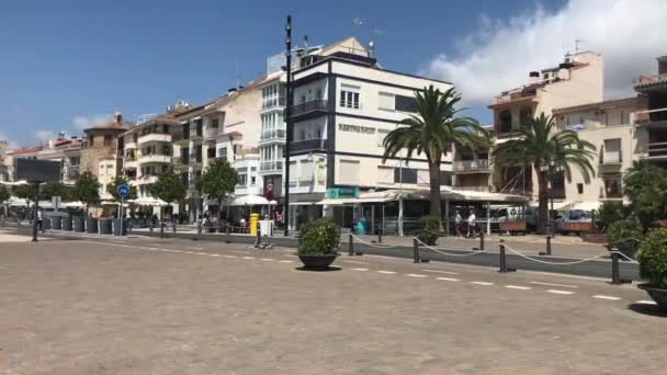 Cambrils, Spanien, En stor byggnad — Stockvideo