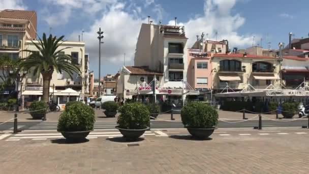 Cambrils, Spanien, En hög byggnad i en stad — Stockvideo