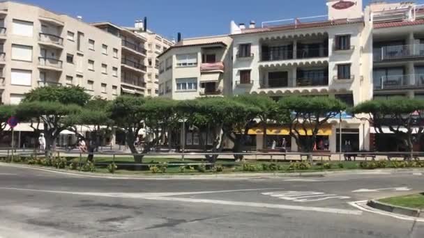 Cambrils, España, Una calle de la ciudad frente a un edificio — Vídeos de Stock