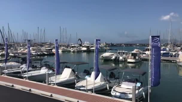 Cambrils, España, Un barco atracado junto a un cuerpo de agua — Vídeo de stock