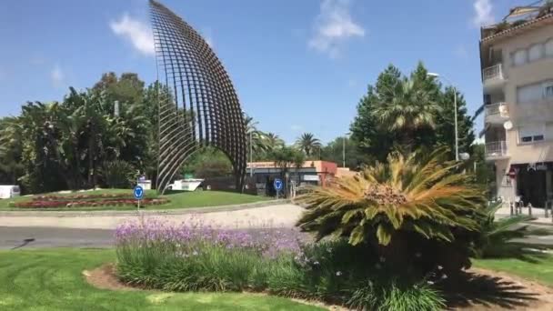 Cambrils, España, Una planta frente a un edificio — Vídeos de Stock