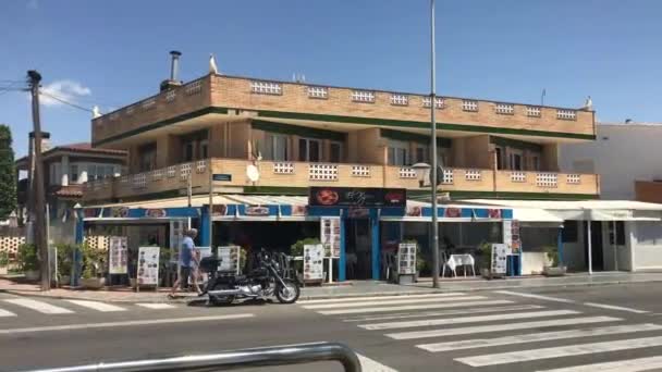 Cambrils, Spanien, 25 juni 2019: En byggnad med butik i hörnet av en gata — Stockvideo