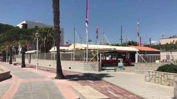 Cambrils, Ισπανία, ένα λεωφορείο που κάθεται στην άκρη ενός κτιρίου — Αρχείο Βίντεο