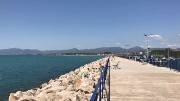 2019年6月25日スペインのカンブリルス:水の体の上の橋 — ストック動画