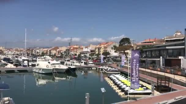 스페인의 캄 필스, 뒤에 도시가 있는 물위에 떠 있는 배 — 비디오