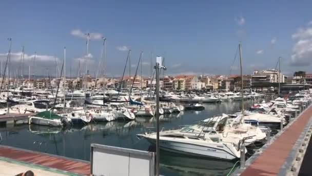 Cambrils, España, 25 de junio de 2019: Un barco atracado en un muelle — Vídeo de stock