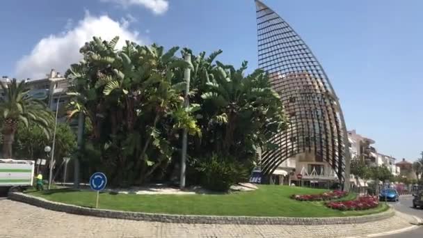Cambrils, España, Un árbol frente a un edificio — Vídeo de stock