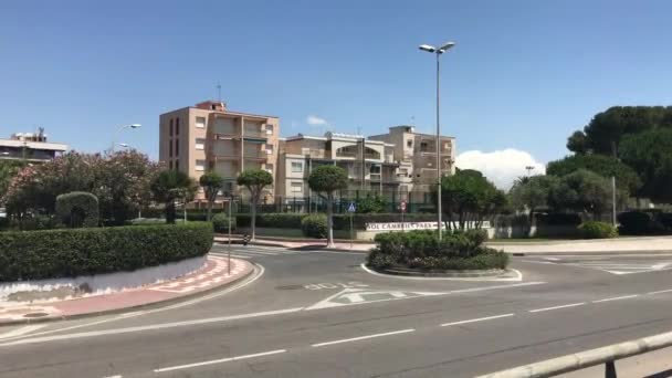 Cambrils, Spanien, En tom väg med en byggnad mitt på gatan — Stockvideo