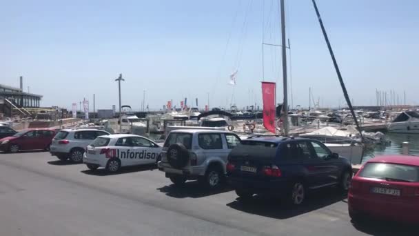 Cambrils, Spanien, En lastbil är parkerad på sidan av en båt — Stockvideo