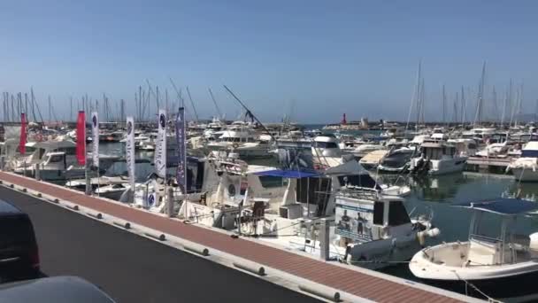 Cambrils, España, Un barco atracado en un muelle — Vídeo de stock