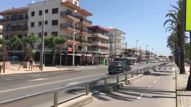Cambrils, Spanien, En stadsgata — Stockvideo