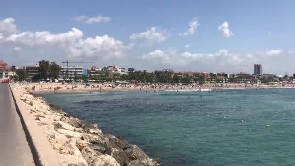 Cambrils, Spanje, 25 juni 2019: Een watermassa met een stad op de achtergrond — Stockvideo