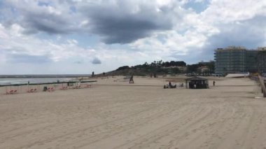 La-Pineda, İspanya, büyük beyaz bir bina.